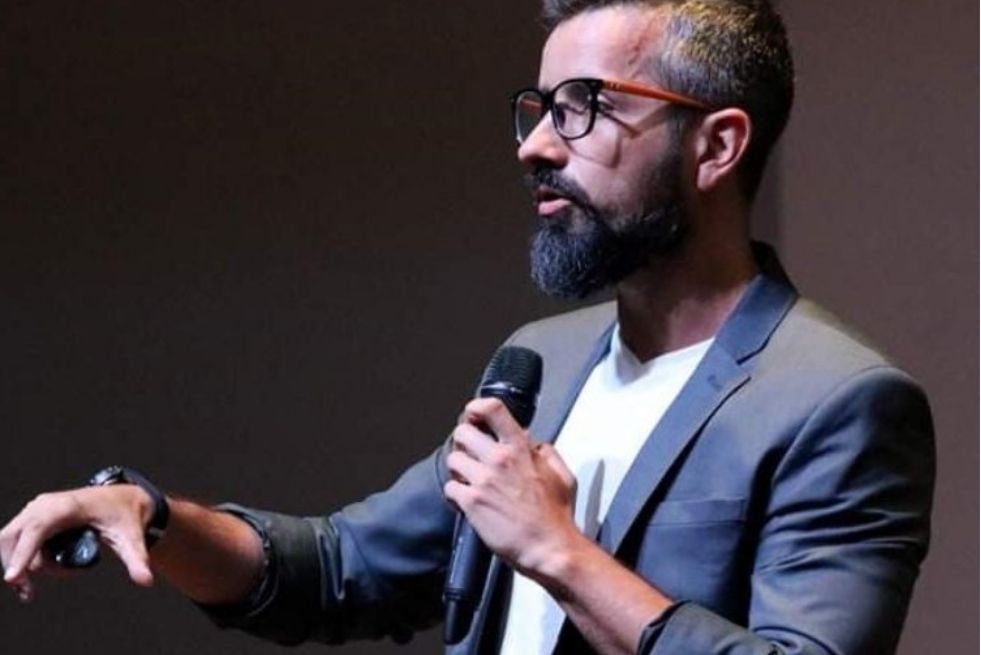 Doutor em educação, graduado Pedagogia e mestre em Ciências Sociais. Atualmente é professor efetivo na Universidade do Estado de Santa Catarina. Produtor de conteúdo educacional nos espaços digitais, acredita na educação como ferramenta de libertação e hu